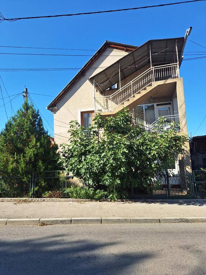 Gîte pour 5 personnes, avec terrasse ainsi que jardin et vue, animaux acceptés dans Kursumlija