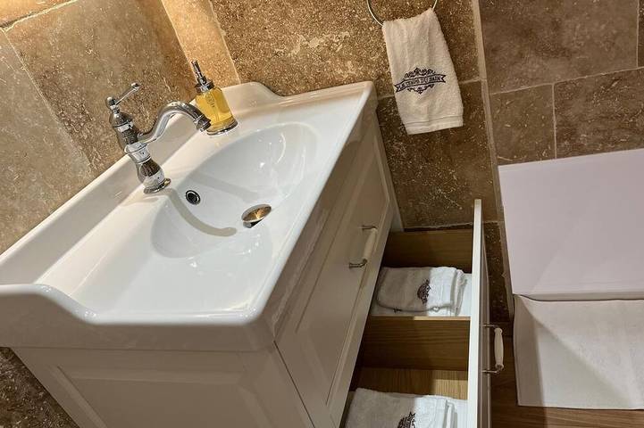 Gîte pour 2 personnes, avec terrasse et jardin à Labastide-de-Virac - 4