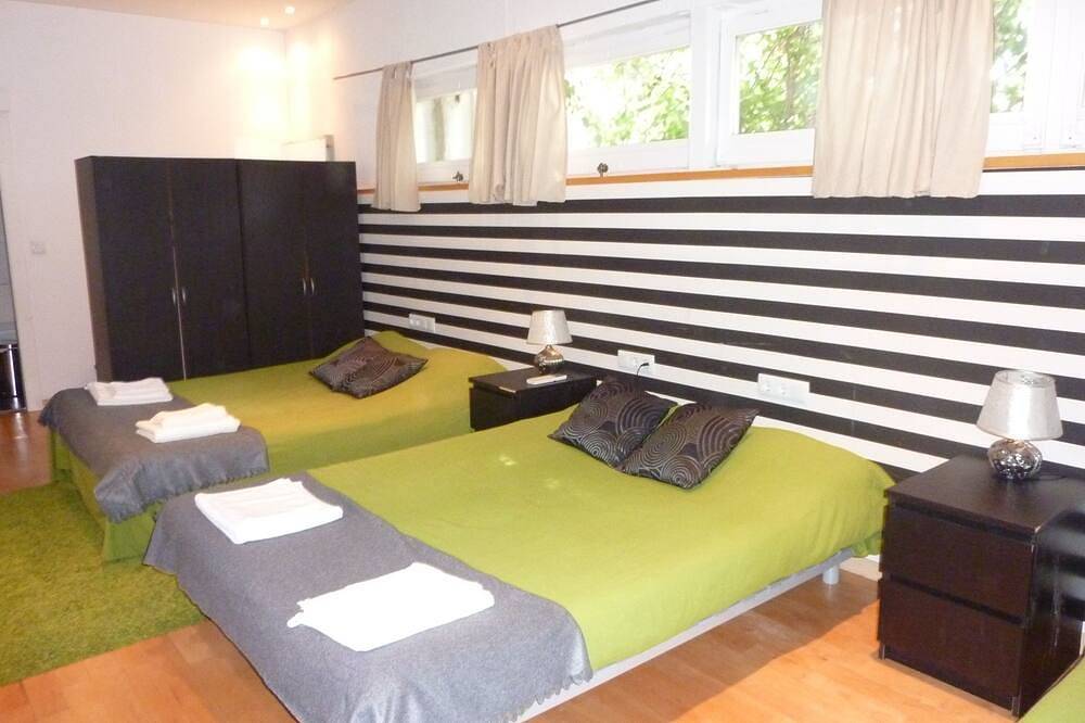 Vilaro Park Güell house with private pool. For groups of friends and families in La Salut, Barcelona