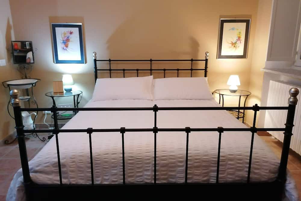 Hel lejlighed, Cozy apartment inside the 1400 building \"Torre degli Angeli.\" in Centro (Vercelli), Vercelli