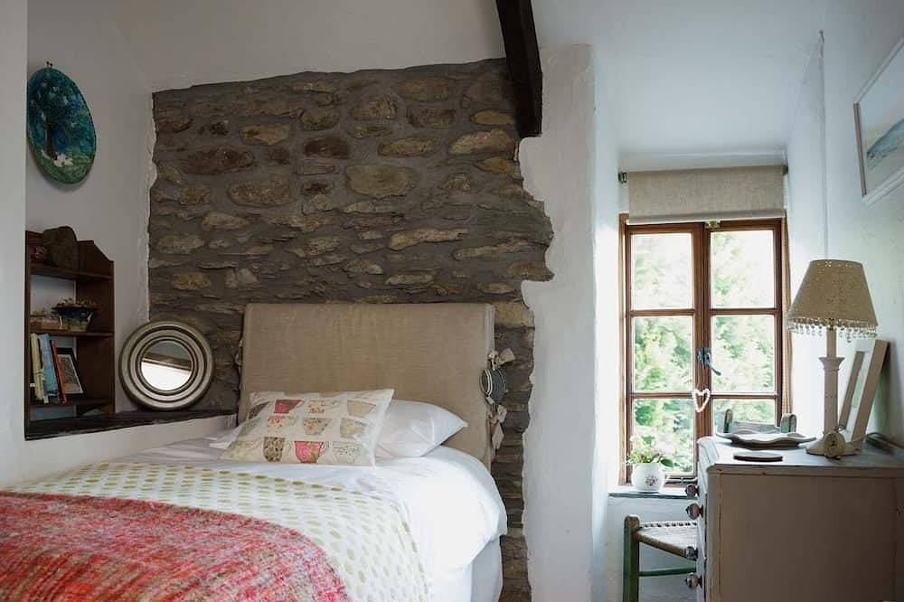 Sheep's Head farmhouse and barn overlooking Dunmanus Bay in Sheepshead, County Cork
