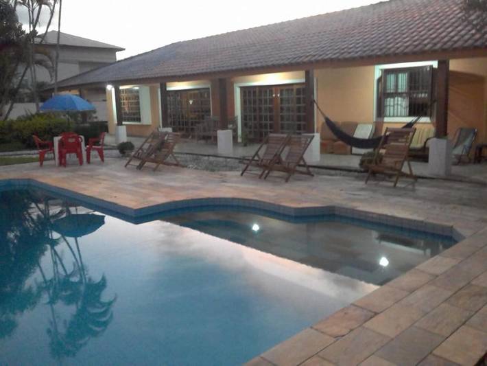 Casas e apartamentos de temporada para 2 pessoas, com jardim e piscina em Peruíbe