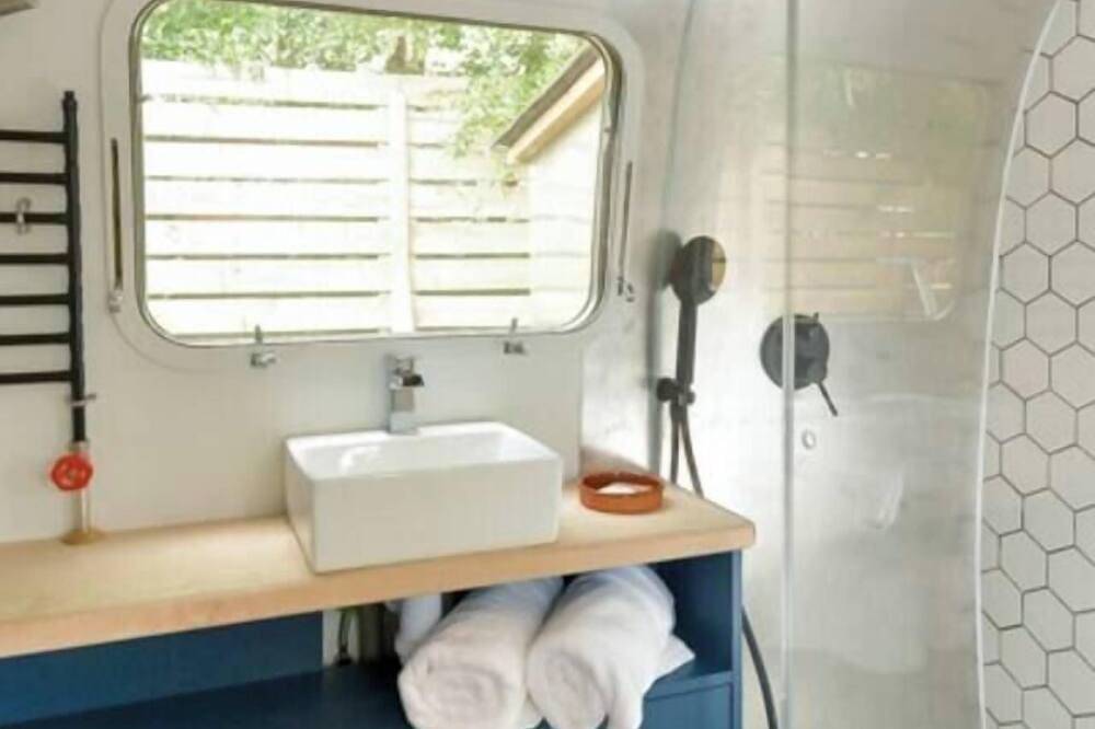 Stella, Design-Led Vintage Airstream Retreat with Hot Tub in Loch Tay, Perthshire