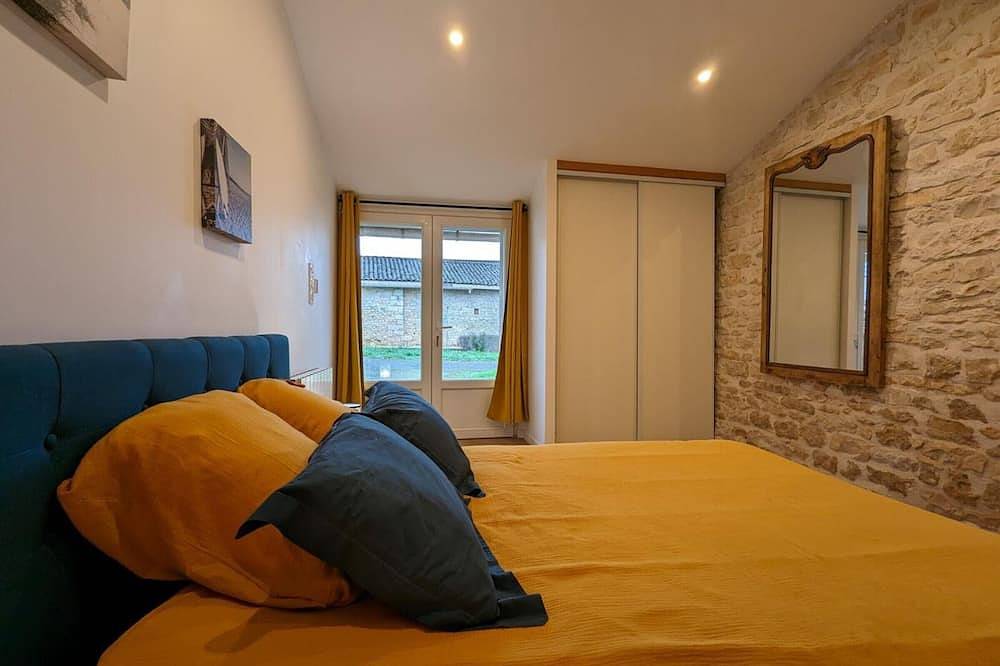 Maison charentaise avec piscine chauffée, jardin privé et proche commerces, idéale pour couples in Aunac, Charente