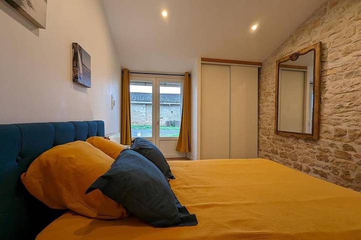 Gîte pour 2 personnes, avec terrasse ainsi que piscine et jardin, animaux acceptés dans Aunac-sur-Charente - 3