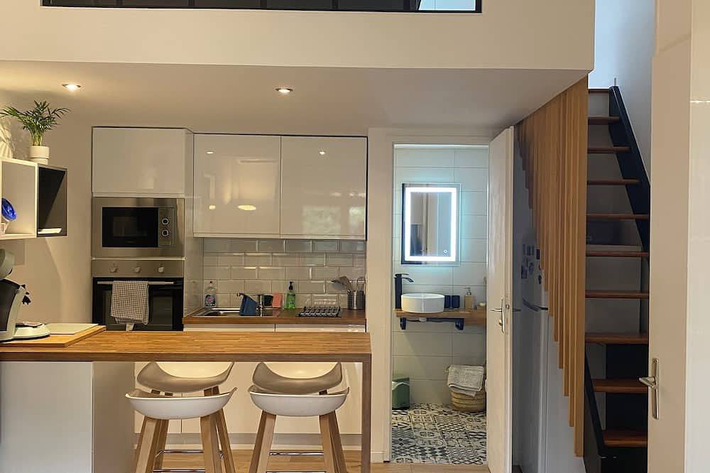 Le petit atelier in Provence with swimming pool and air conditioning in Eyguières, Region de Arles