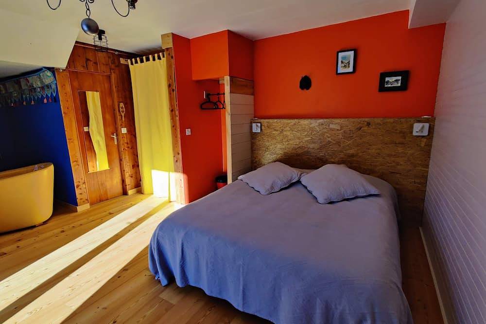 Colorful, self-contained Père Castor apartment in the center of Molines in Molines-en-Queyras, Queyras