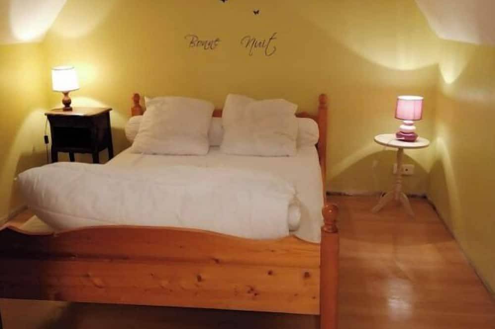 Holiday Home 'Maison De Famille De 1823' with Private Terrace and Wi-Fi in Chastreix, Volcans d'Auvergne Regional Nature Park