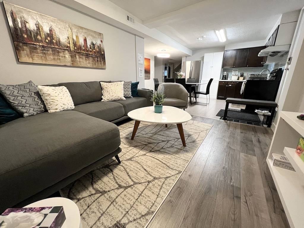 💥💎3 bedrooms 1.5 baths near Downtown W/ Ac 2 car parking. 1204 sq ft / 111 sq m in Vancouver, British-Columbia
