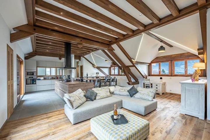 Gîte pour 3 personnes, avec Balcon et Terrasse ainsi que Jardin et Piscine à Arenthon