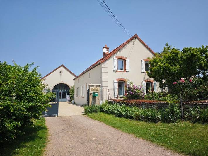 Gîte pour 14 personnes, avec jardin et terrasse, adapté aux familles dans Velogny
