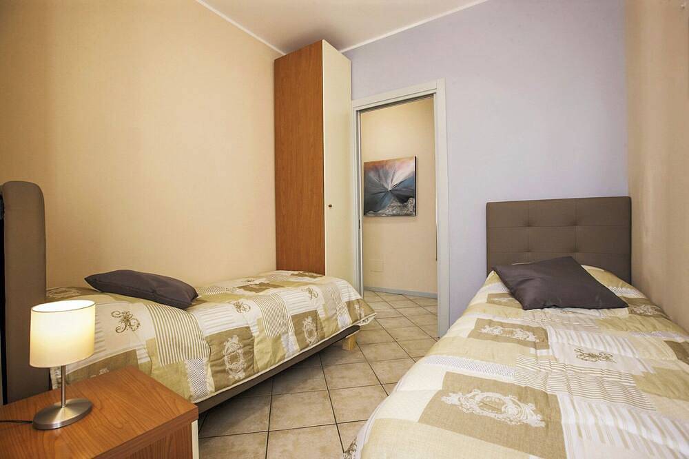 Entire apartment, 3-room apartment with small balcony in an Art Nouveau villa with communal pool in Baveno, Comune di Baveno