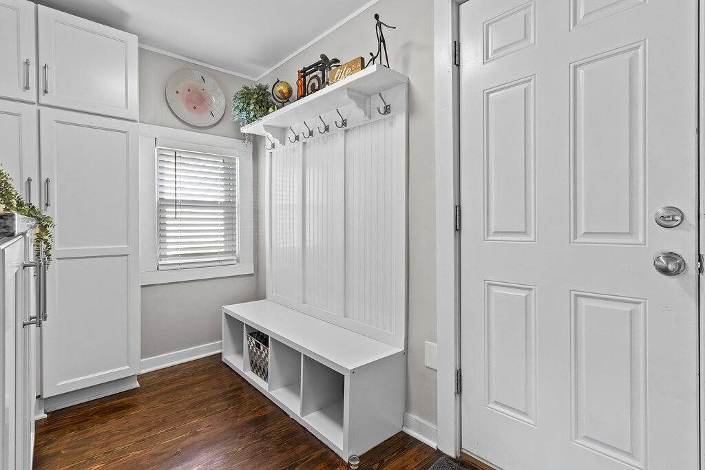 Jefferson Cottage - Large Home + Walkable to Waldo! in Kansas City, Missouri