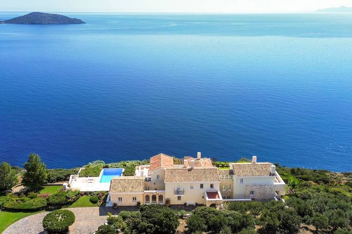Villa for 16 people, with terrace and garden, with pets in Elounda