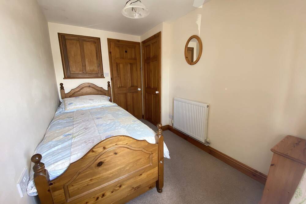 Mona's Cottage - Private Parking, Sea Views, Garden & Close To Harbour & Beach in Charlestown, Cornwall