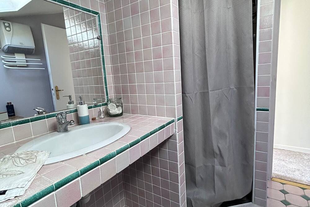 Chambre et salon dans maison en pierre in Morêtel-de-Mailles, Crêts-en-Belledonne