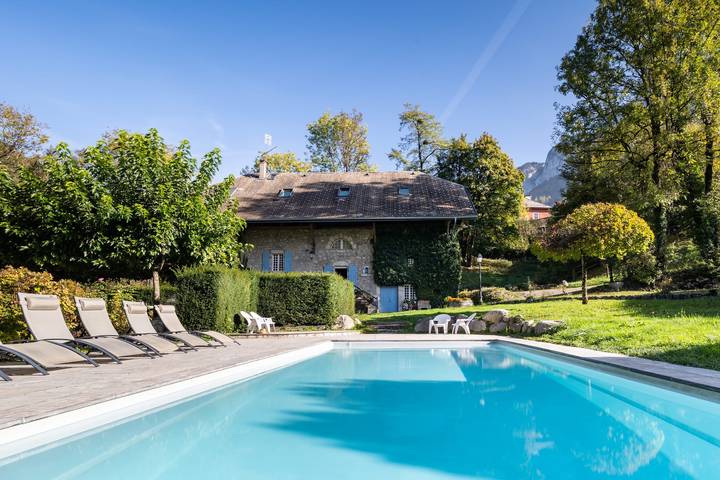 Location de vacances pour 13 personnes, avec Terrasse ainsi que Jardin et Piscine à Dingy-Saint-Clair