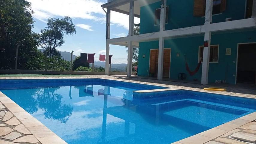 Casas e apartamentos de temporada para 26 pessoas, com vista e piscina e ainda jardim em Atibaia