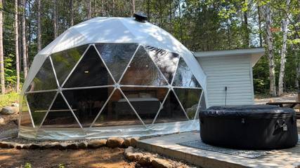 Tente pour 2 personnes, avec balcon ainsi que jardin et jacuzzi dans Canada