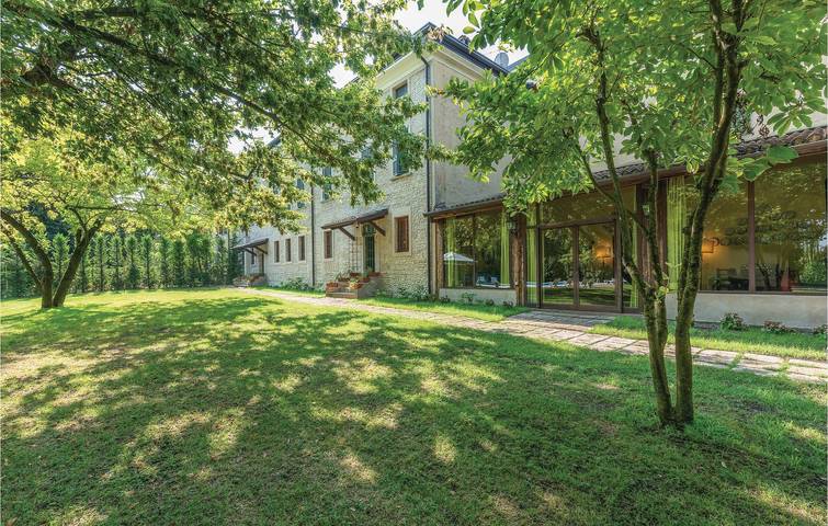 Poolside Charme: 600sqft Apartment mit Parkplatz & WiFi in Goito, Mantua Provinz