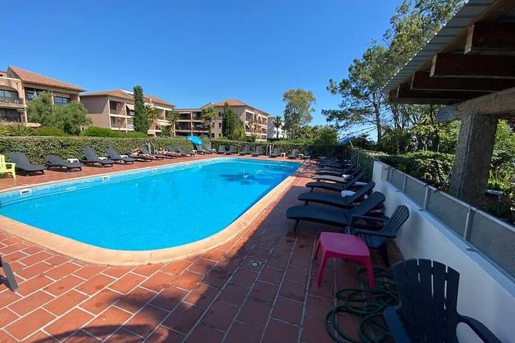 Apartamento entero, San Nicolao de Moriani: les Marines studio sea view with direct beach access. in Moriani-Plage, Región de Corte