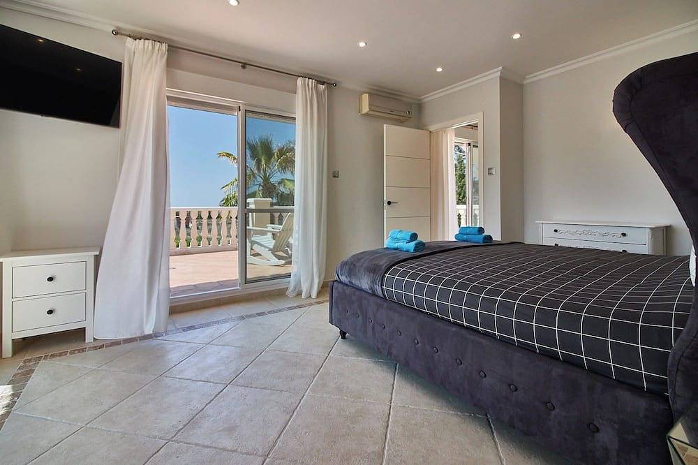 Luxury spanish villa with a great pool - 10 min from the beach! in Busot, Costa Blanca