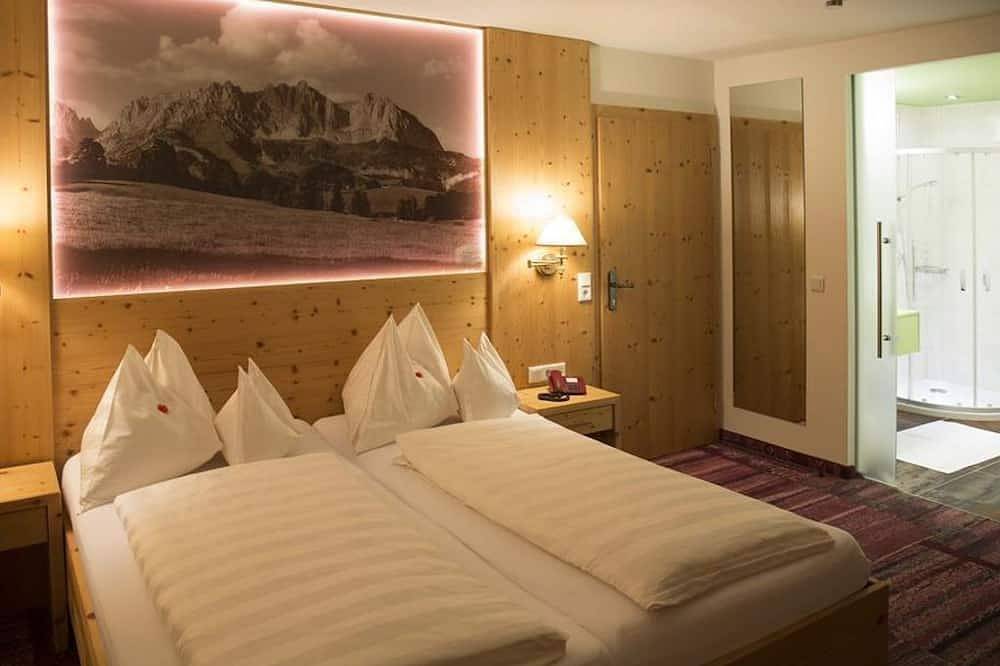 Komfort-Doppelzimmer mit Dusche, Wc - Landhotel Föhrenhof in Ellmau, Kaisergebirge