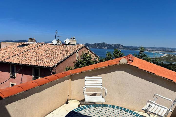 Gîte pour 2 personnes, avec terrasse dans Plage de l'Almanarre