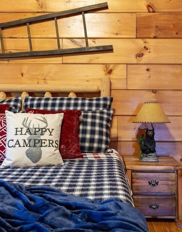 1 Mile to Dollywood,7 miles to Gburg,Hottub,Rustic in Pigeon Forge, Sevier County