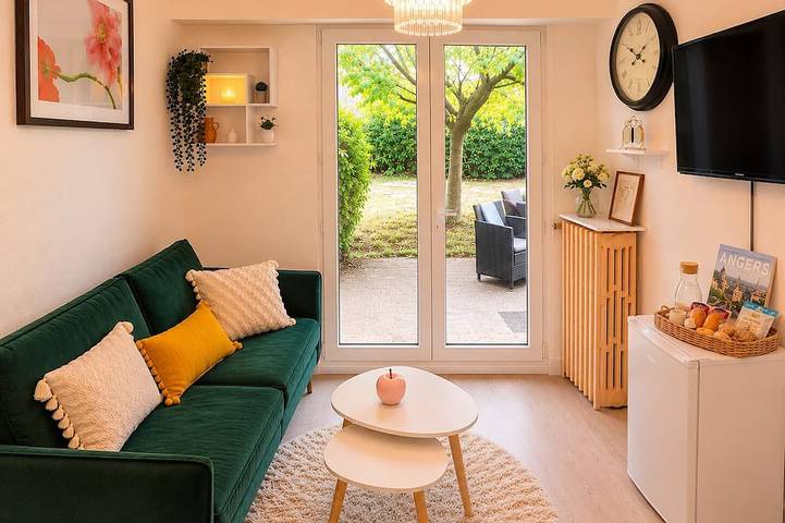 Ganze Wohnung, Cozy 2-Bedroom Apartment with Private Garden, 8 min from downtown, parking available in Angers, Angers und Umgebung