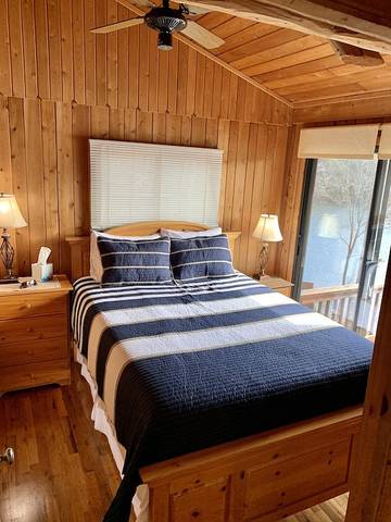 Log Cabin for 4 Guests in Smith Mountain Lake, Virginia, Picture 3