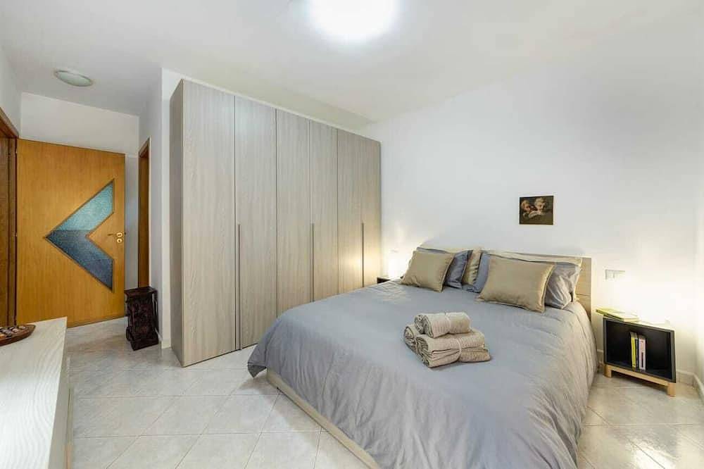 Entire apartment, Klaire House: apartment all to yourself on the Pozzuoli harbor in Pozzuoli, Naples Province