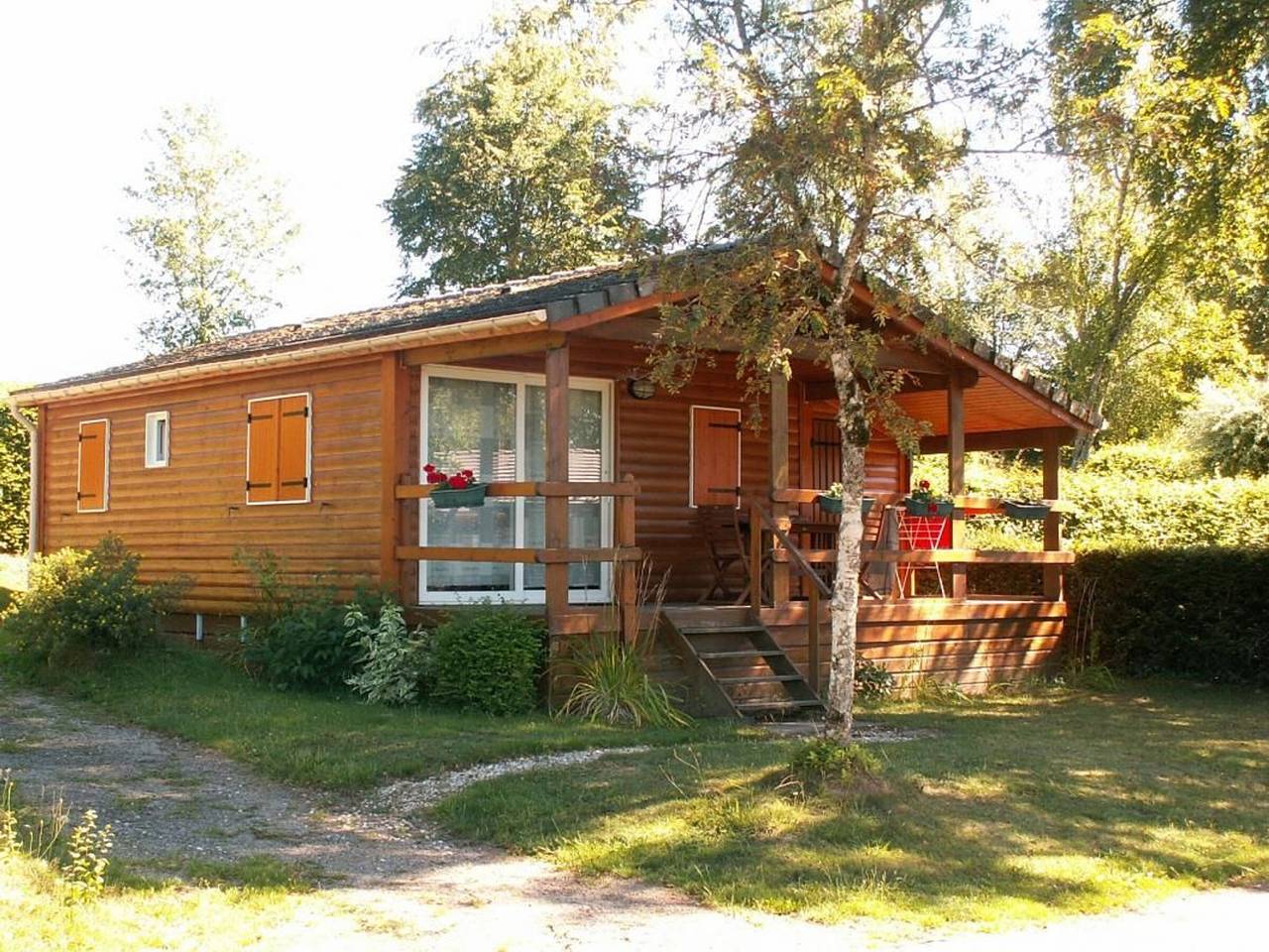 Chalet by the pond with wifi and pet-friendly in Planchez, Morvan Regional Nature Park