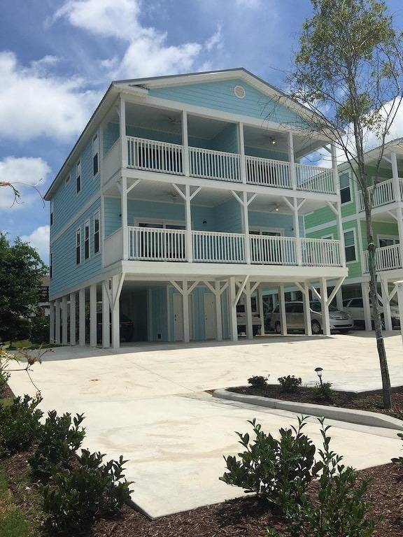 Beach rental for 9 people, with balcony and yard by Myrtle Beach