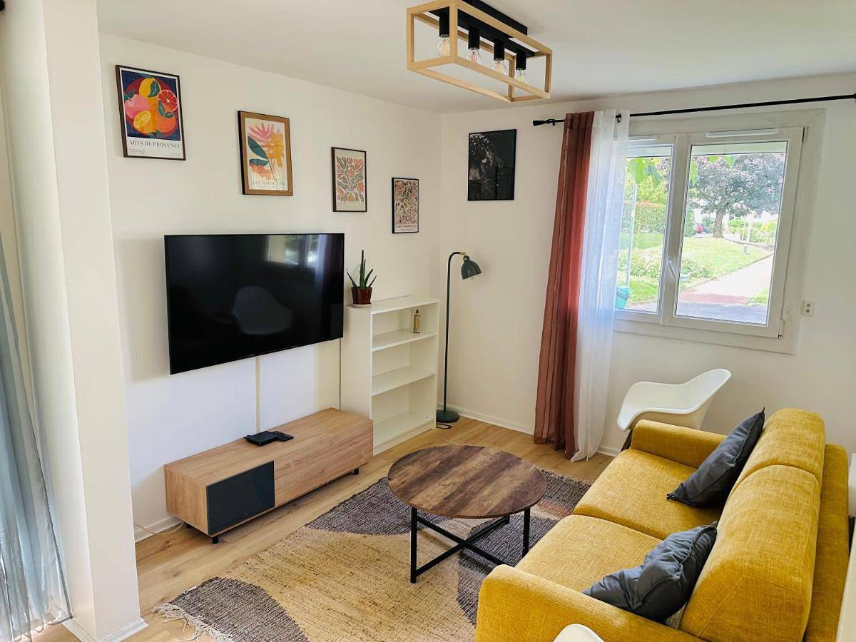 Appartement entier, One-Bedroom Apartment in Domont, Val-d'Oise