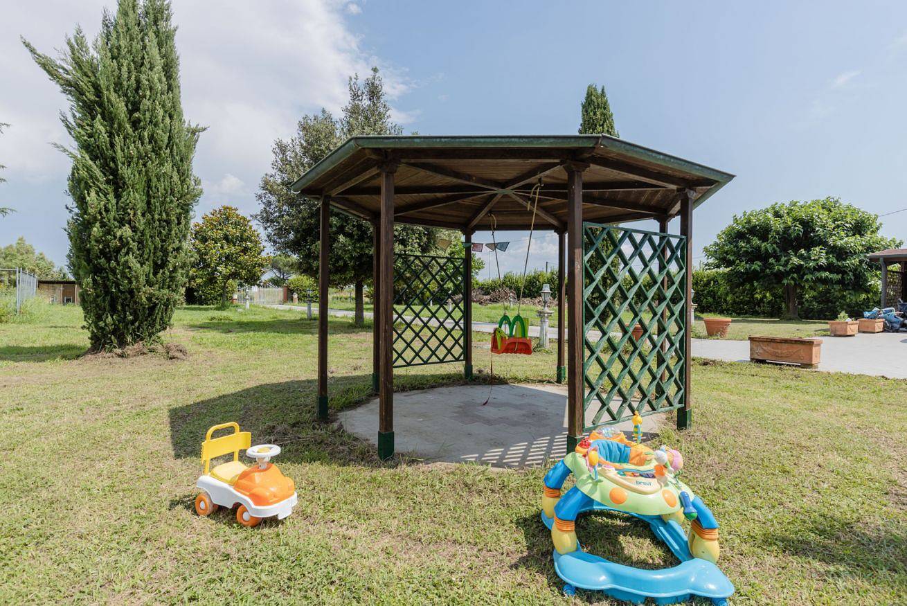 Appartement entier, Countryside Apt with Swimming Pool and Parking in Cascina, Riviera Italienne