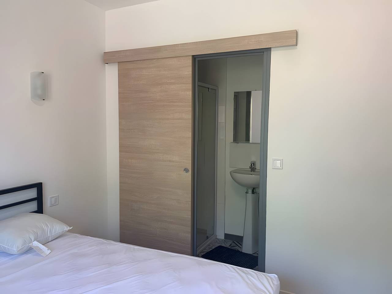 Appartement entier, Appartement "B" avec terrasse privée et jardin partagé in Poussan, Côte d'Améthyste