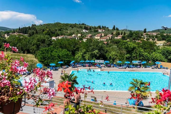 Camping für 6 Personen, mit Pool und Ausblick sowie Terrasse in Chianti