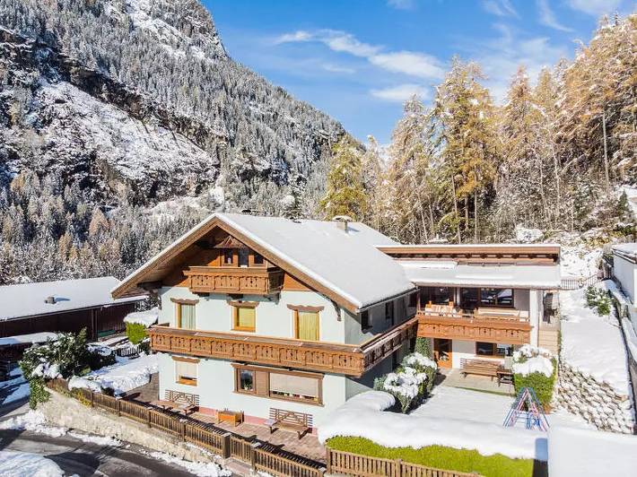 Ferienhaus für 12 Personen, mit Balkon und Terrasse sowie Garten