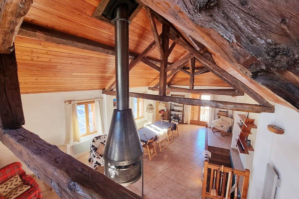 Between St Veran And Ceillac Beautiful chalet comfort mezzanine fireplace 3Bathrooms  in Château-Ville-Vieille, Queyras