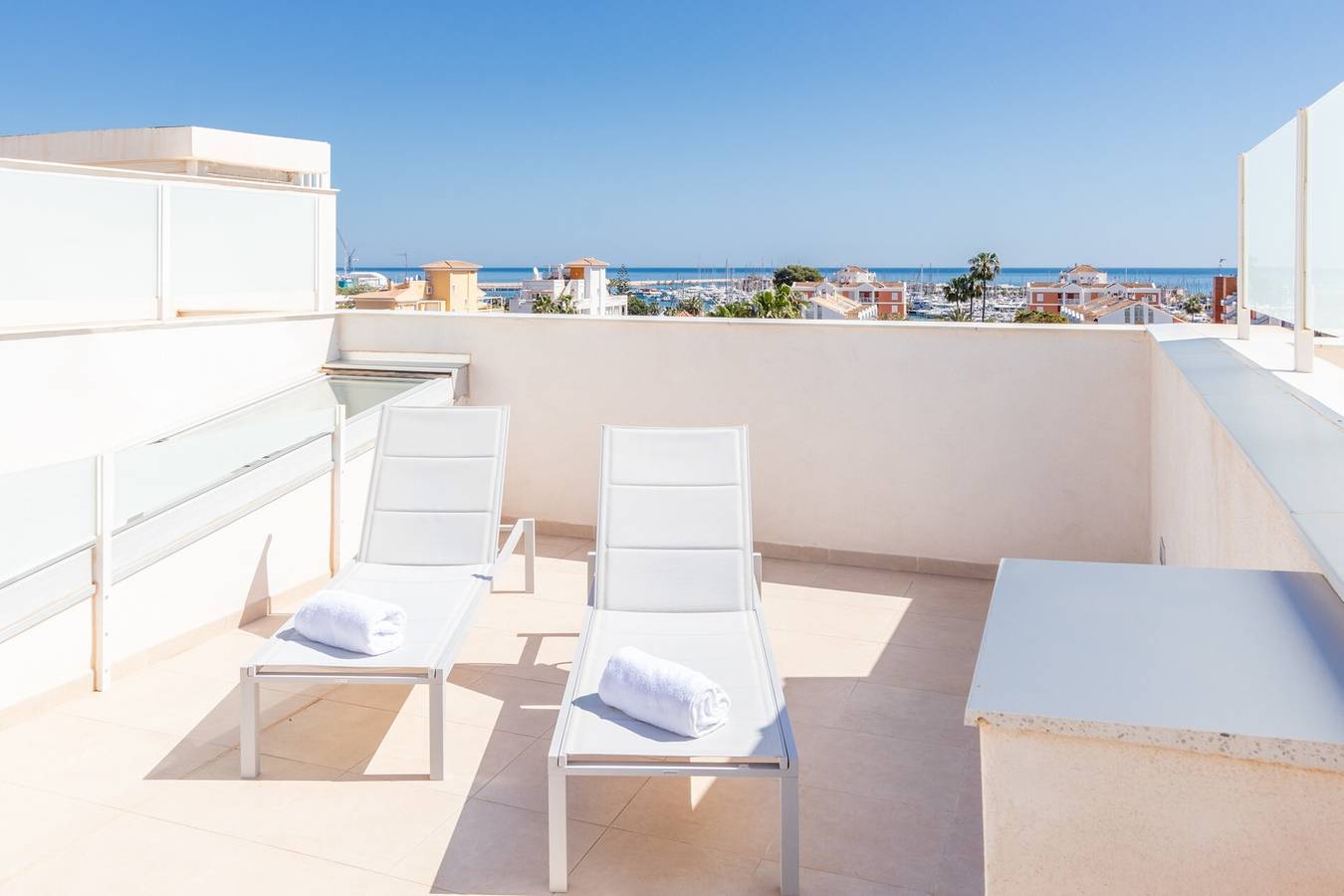 Ganze Wohnung, Ferienwohnung 'Brisas del Mar' mit gemeinschaftlich genutztem Pool & Wlan in Dénia, Costa Blanca