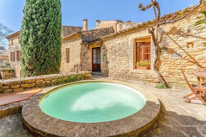 Bed & Breakfast 'Chambre 2' met Gedeeld Zwembad, Terras en Wi-Fi in Vers-Pont-du-Gard, Nimes en omgeving