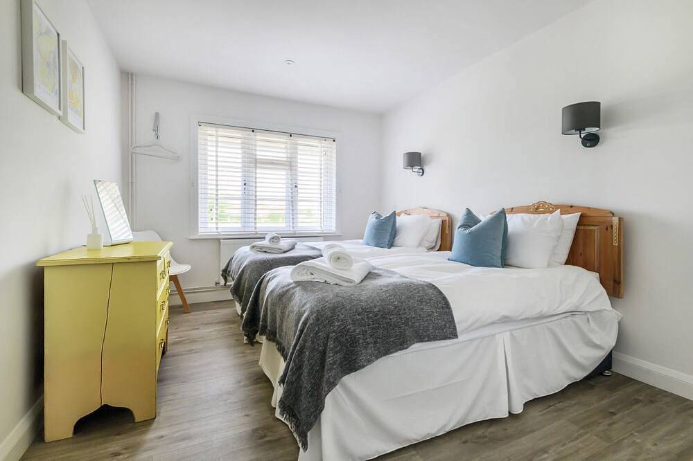 East Wittering Family Beach Home – Sleeps 10, 5 Bedrooms & Parking in West Wittering, West Sussex