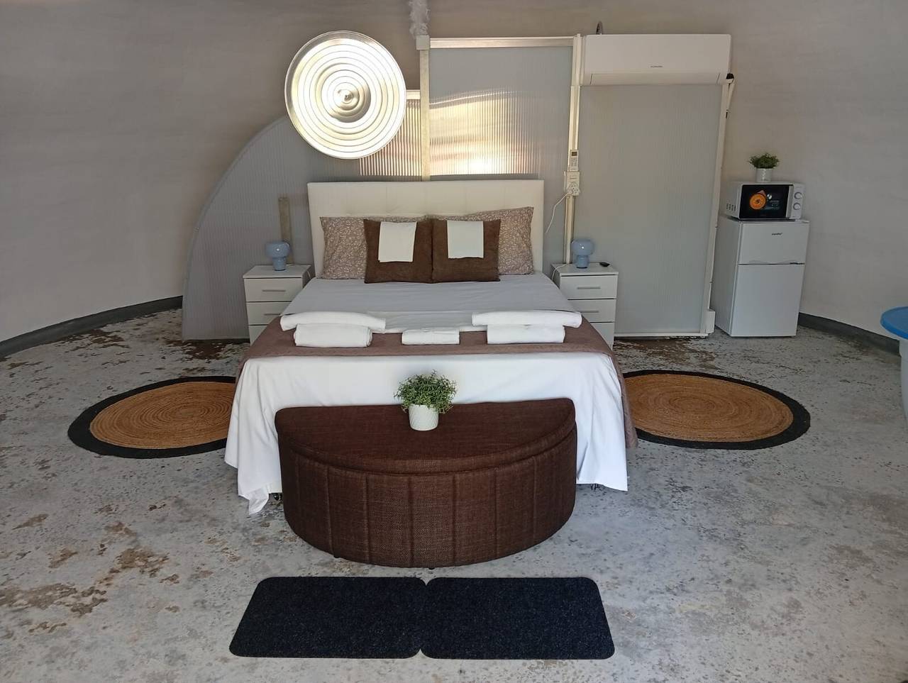 Domo Glamping Villena para Pareja, con Desayuno in Villena, Interior de Alicante