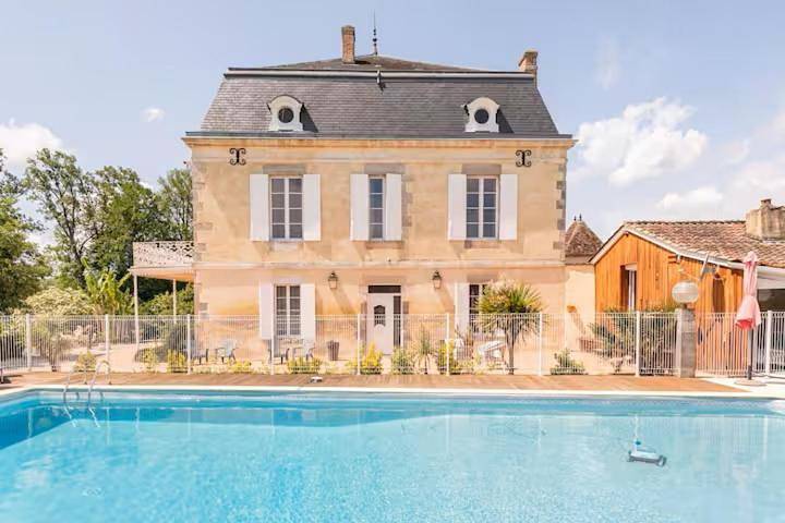 Chambre d’hôte pour 3 personnes, avec Terrasse et Jacuzzi ainsi que Jardin et Piscine