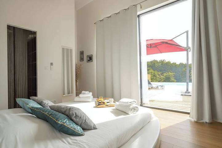 Magnificent Villa, heated swimming pool, close to the Dordogne beaches. in Sainte-Mondane, Quercy