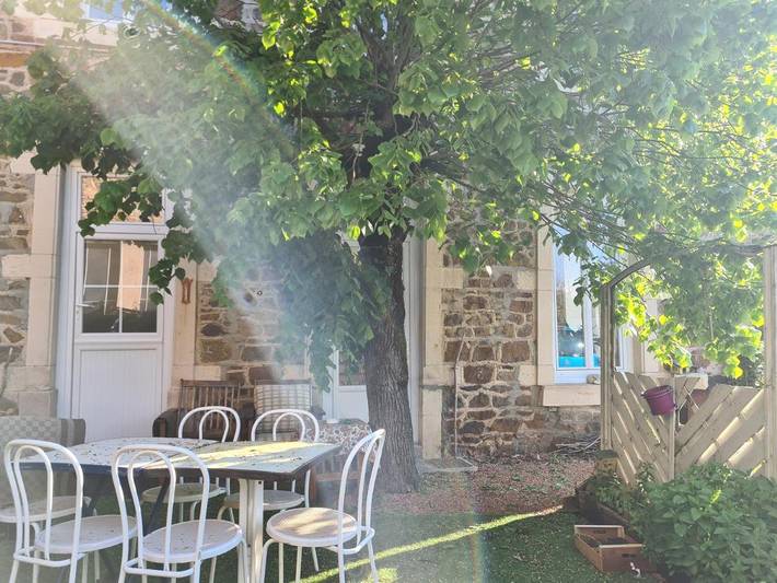 Gîte pour 3 personnes, avec terrasse ainsi que jardin et vue, animaux acceptés à Saint-Vincent-de-Reins