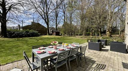 Location de vacances pour 12 personnes, avec terrasse et jardin dans Offagne