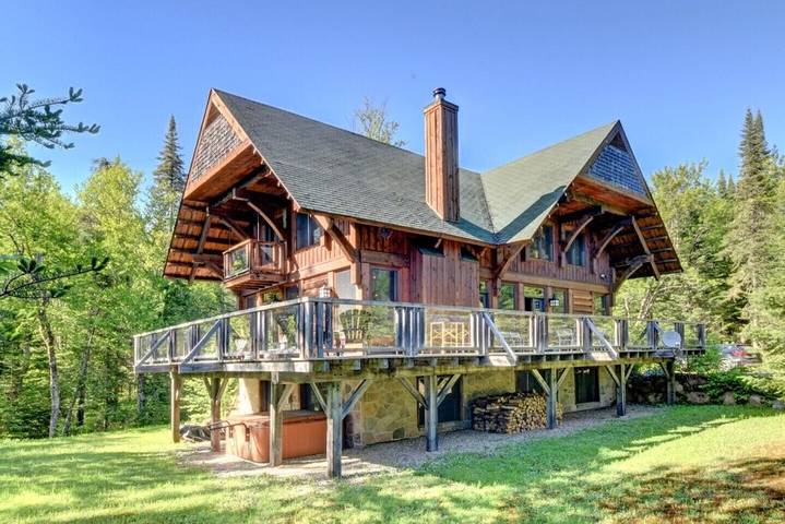 Chalet for 12 people, with terrace and pool in Lac-Supérieur