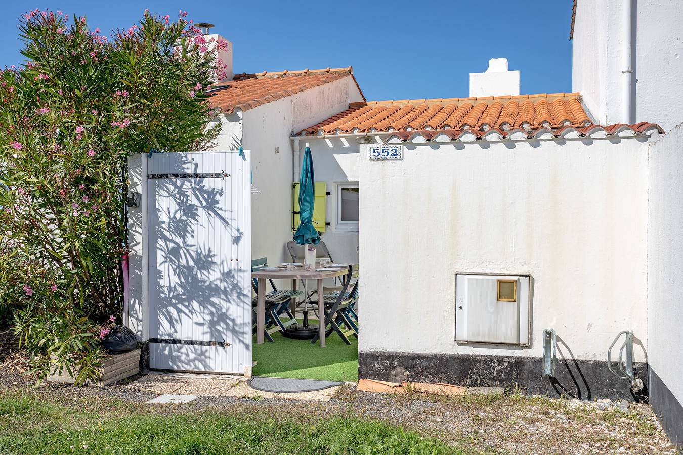 Studio entier, Studio 'Piscine Partagée' avec piscine partagée, terrasse privée et Wi-Fi in Bretignolles-sur-Mer, Vallée de la Loire